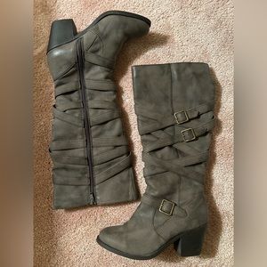 Women’s grey Mudd boots size 7